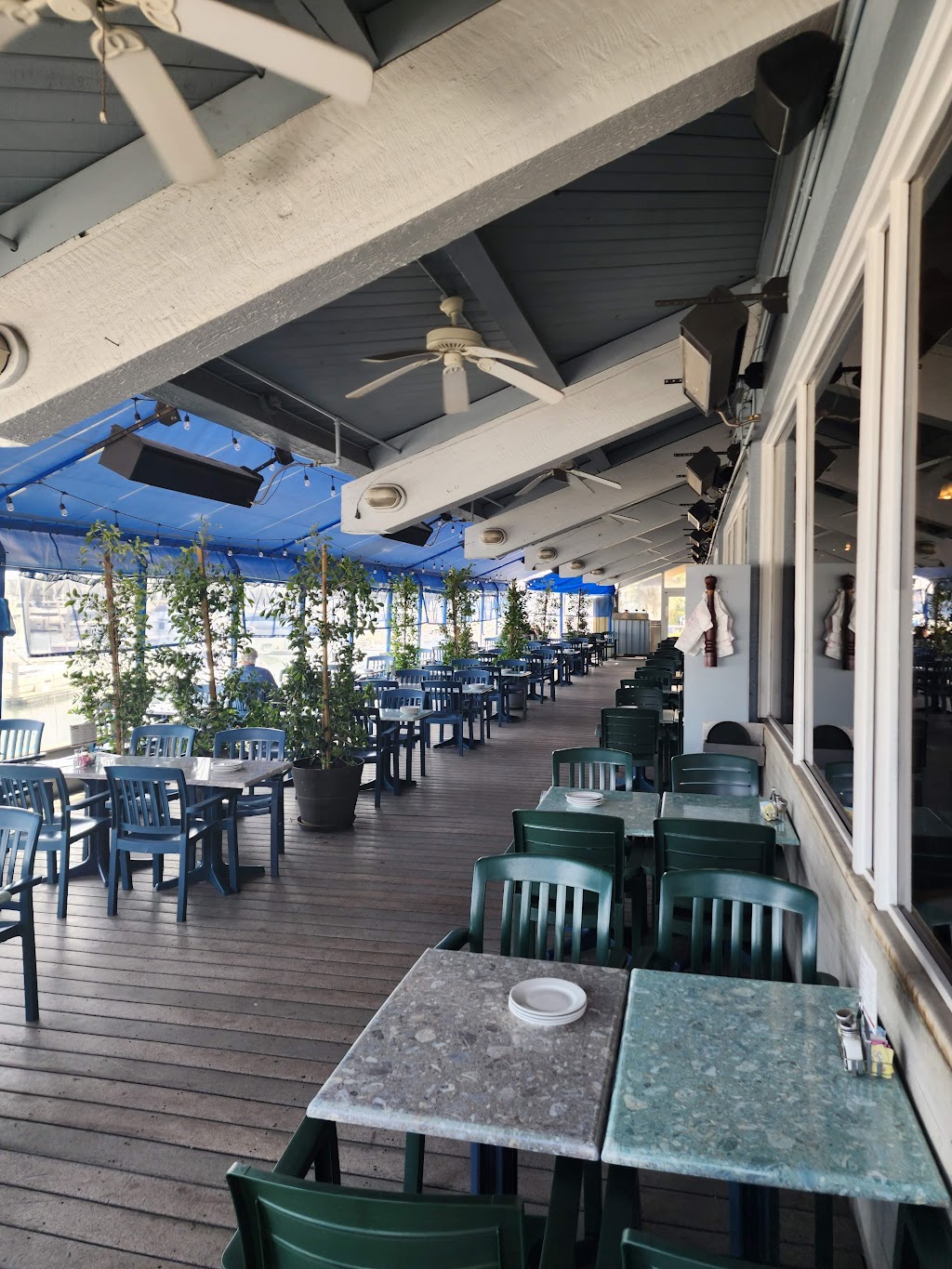 Tony P’s Dockside Grill | 4445 Admiralty Way, Marina Del Rey, CA 90292, USA | Phone: (310) 823-4534