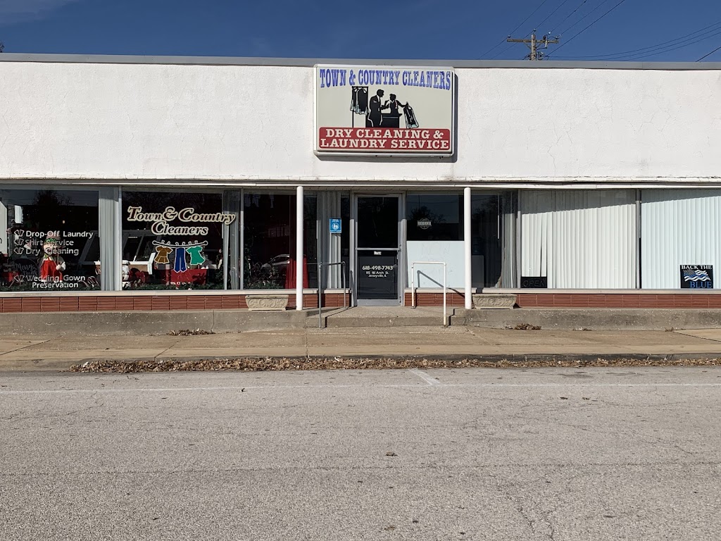 Town & Country Cleaners | 115 W Arch St, Jerseyville, IL 62052, USA | Phone: (618) 498-7743