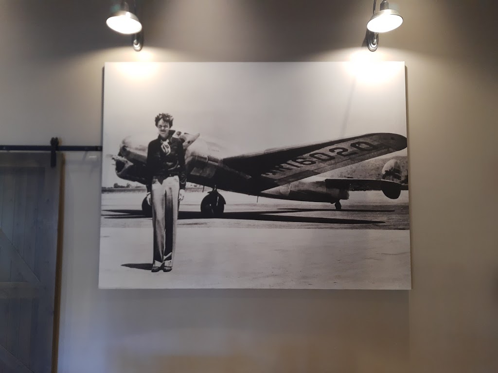 Earhart’s Tavern | 1 Hegenberger Rd, Oakland, CA 94621, USA | Phone: (510) 635-5000