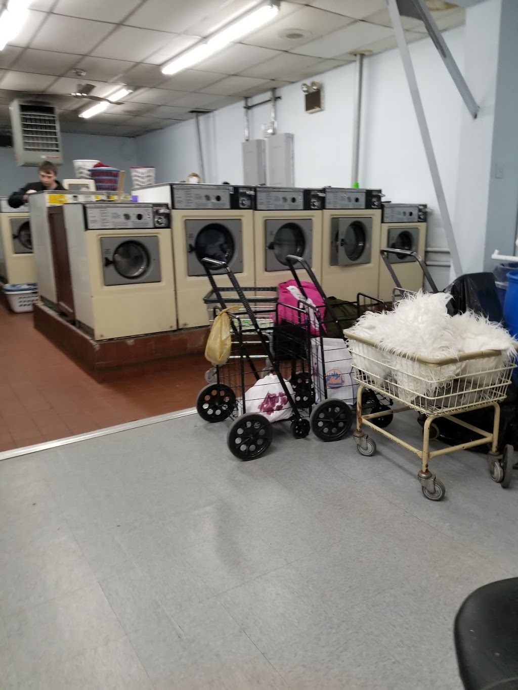 Lavanderia laundromat | 121 Graham Ave, Brooklyn, NY 11206, USA | Phone: (917) 279-8141