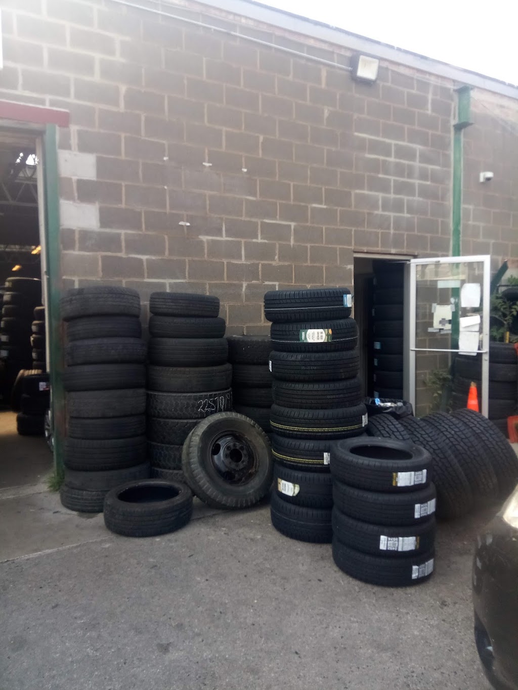 oakton tires shop | 616 Hartrey Ave, Evanston, IL 60202, USA | Phone: (847) 328-7351