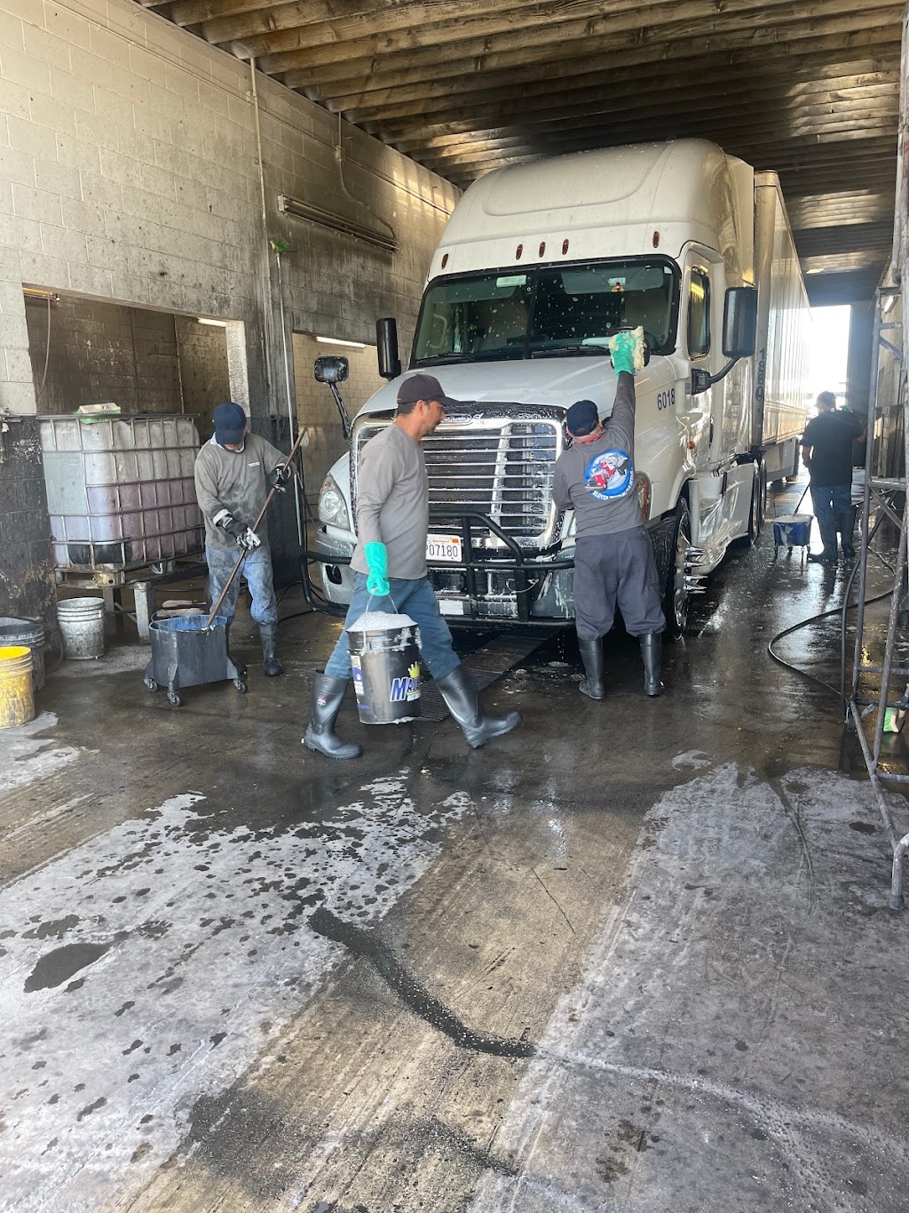 Slover Truck Wash And Detail | 14416 Slover Ave, Fontana, CA 92337, USA | Phone: (909) 491-7575