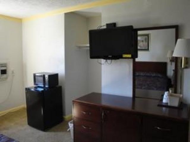 Budget Inn | 1228 Piney Forest Rd, Danville, VA 24540, USA | Phone: (434) 836-3043