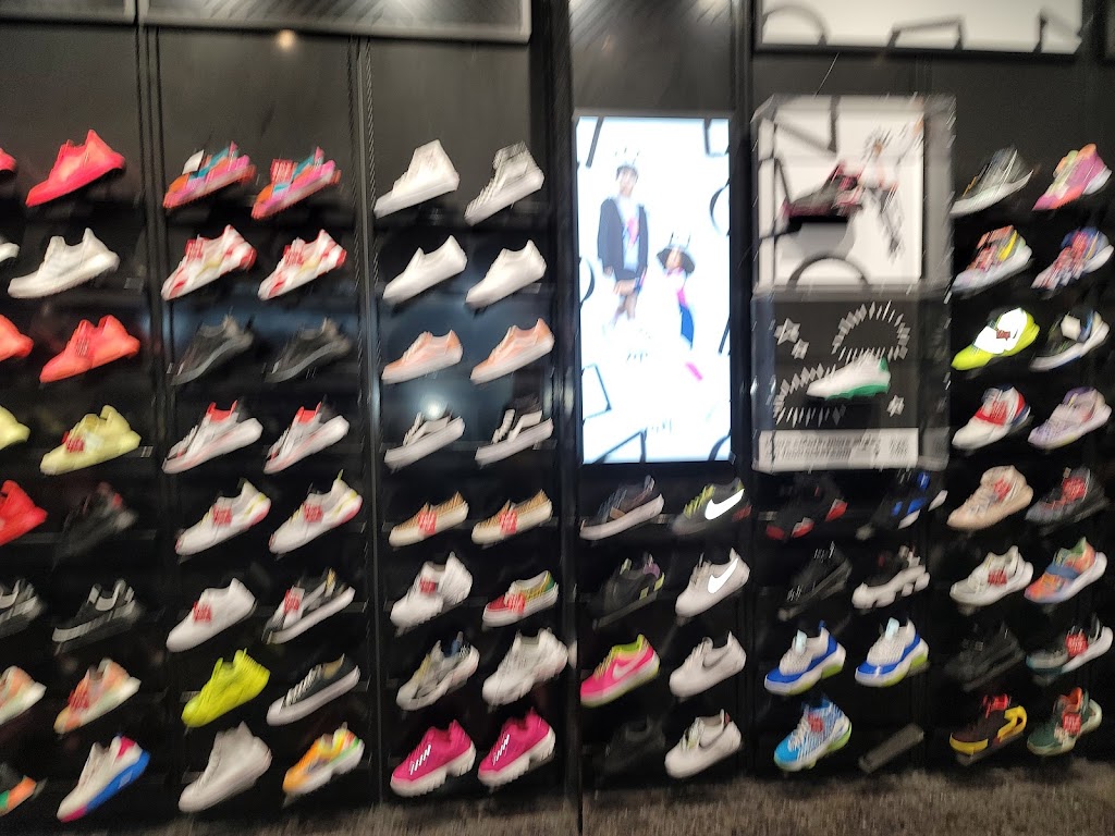 Foot Locker | 1074 Green Acres Mall Space 113, Valley Stream, NY 11581, USA | Phone: (516) 593-0906