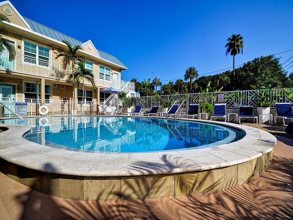 Clearwater Beach Suites | 530 Mandalay Ave, Clearwater, FL 33767, USA | Phone: (727) 449-2700