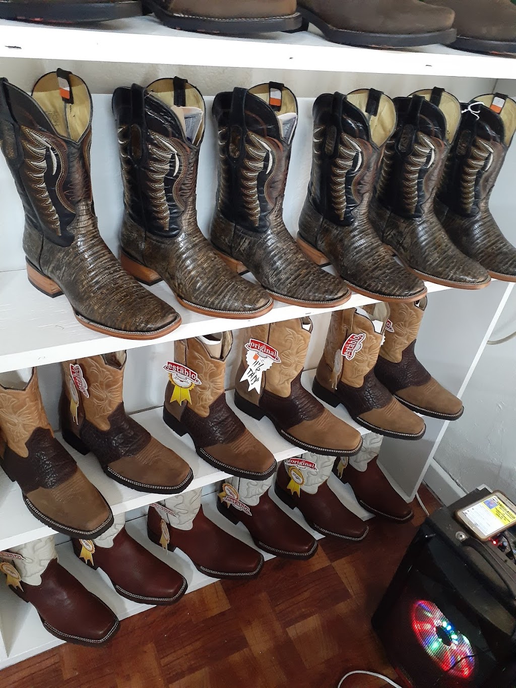 Zapateria Leon Guanajuato | 3109 Vaughn Blvd, Fort Worth, TX 76105, USA | Phone: (817) 757-8088