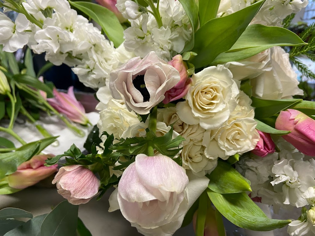 Red Bank Flowers, West | 7 Bray St, Colts Neck, NJ 07722, USA | Phone: (908) 917-9281