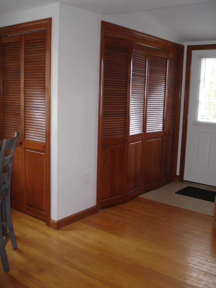 Cozy Crab Cottage | 3 Hillier Rd, Gloucester, MA 01930, USA | Phone: (978) 790-2715