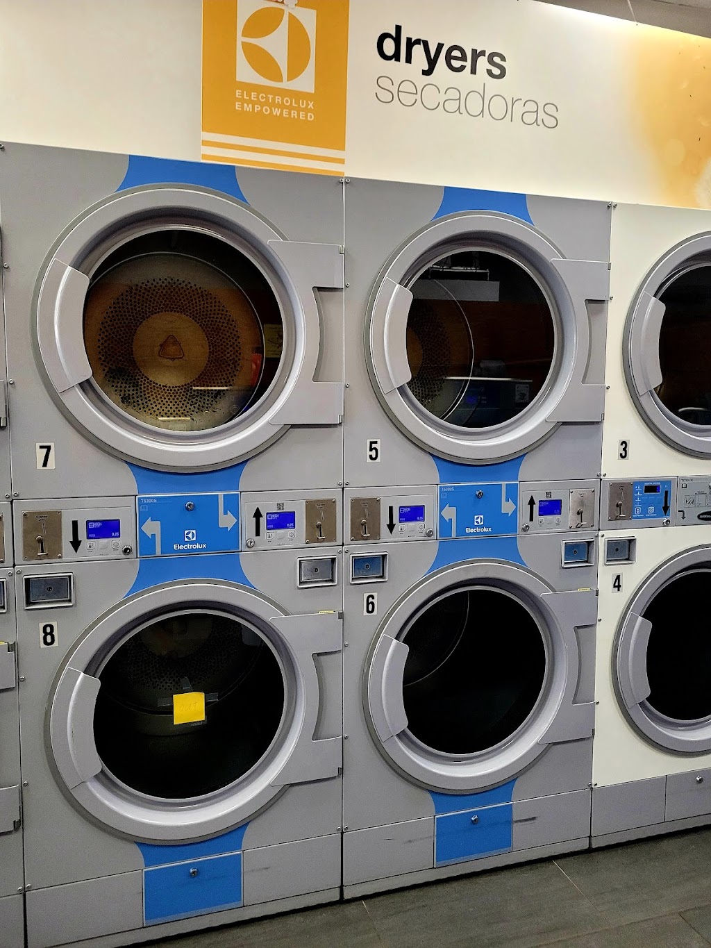 Corner Laundromat | 908 Old Country Rd, Westbury, NY 11590, USA | Phone: (516) 997-4611