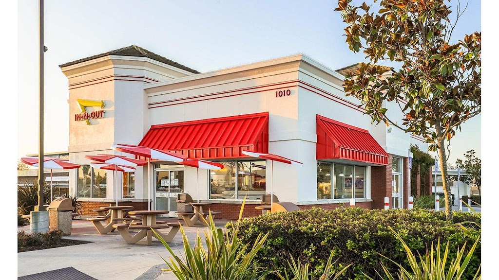 In-N-Out Burger | 1010 Lakeville Hwy, Petaluma, CA 94952, USA | Phone: (800) 786-1000