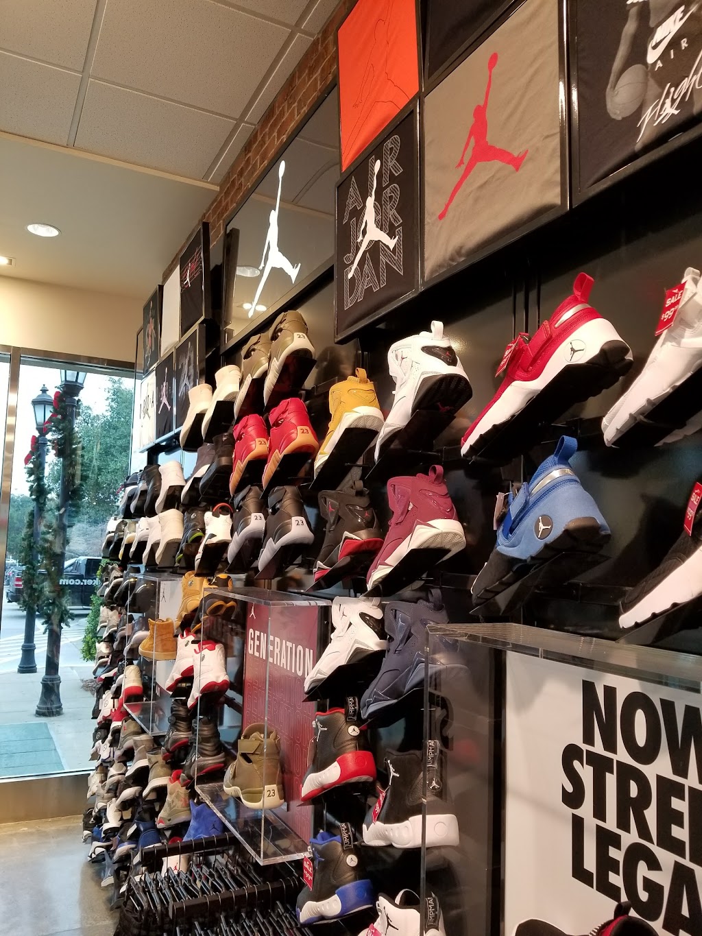 Foot Locker | 7700 W Northwest Hwy Suite 420, Dallas, TX 75225, USA | Phone: (214) 373-0064