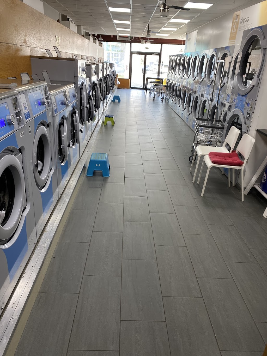 Corner Laundromat | 908 Old Country Rd, Westbury, NY 11590, USA | Phone: (516) 997-4611