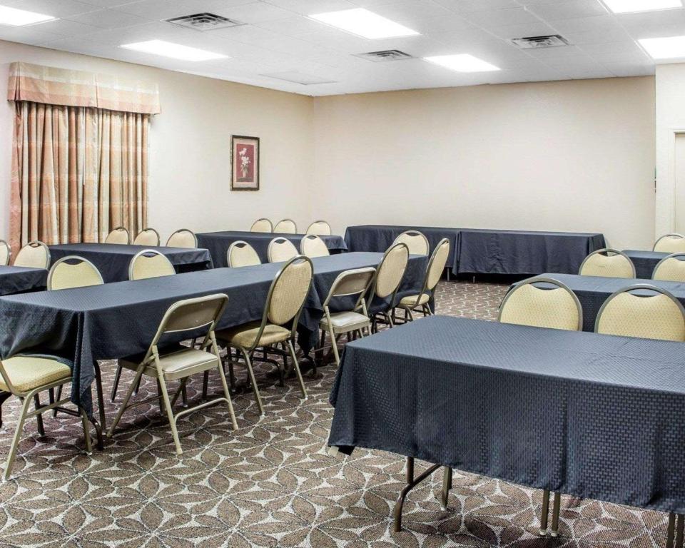 Motel 6 Claremore | 1720 S Lynn Riggs Blvd, Claremore, OK 74017, USA | Phone: (918) 343-3297