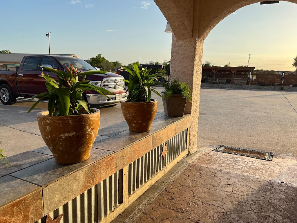 Luxury Inn & Suites | 2003 W 2nd St, Taylor, TX 76574, USA | Phone: (512) 352-8700