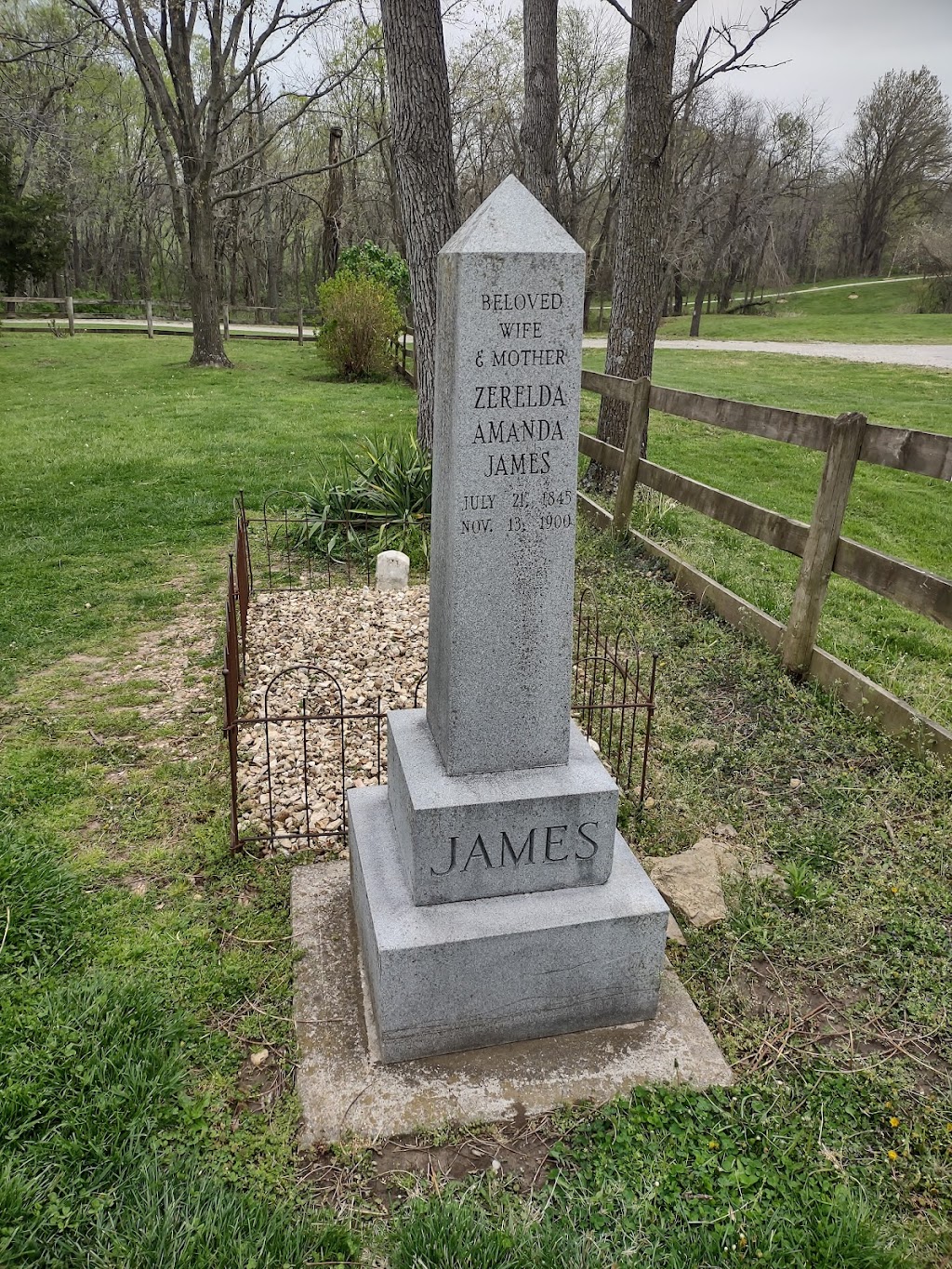 Jesse James Birthplace | 21216 Jesse James Farm Rd, Kearney, MO 64060, USA | Phone: (816) 736-8500