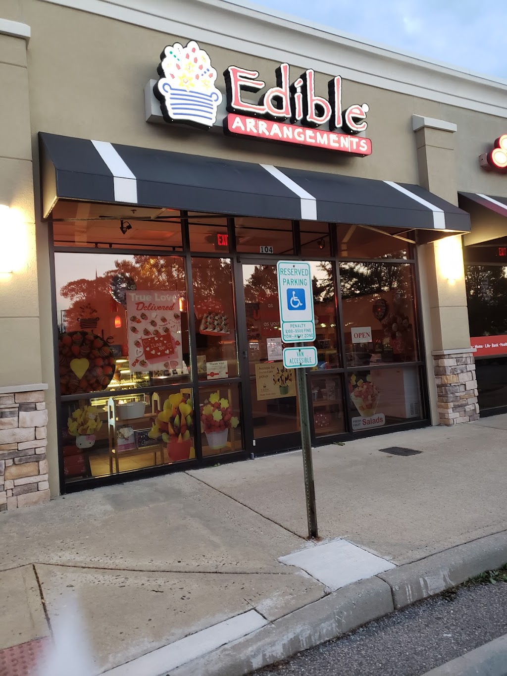 Edible Arrangements | 340 Oyster Point Rd, Newport News, VA 23602, USA | Phone: (757) 881-9992