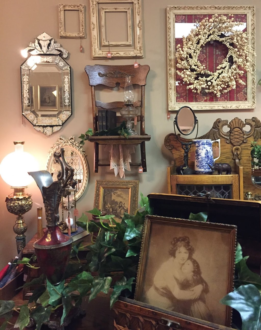 Berry Branch Antiques | 106 S Main St, Spring Hill, KS 66083, USA | Phone: (913) 686-2550