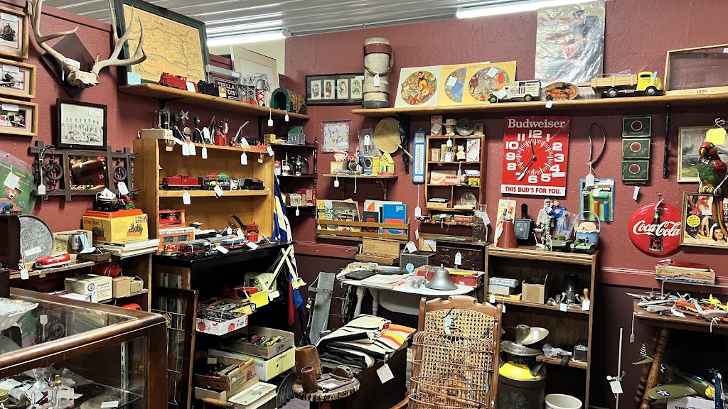 Pardeeville Antique Mall | 103 Industrial Dr, Pardeeville, WI 53954, USA | Phone: (608) 429-9393