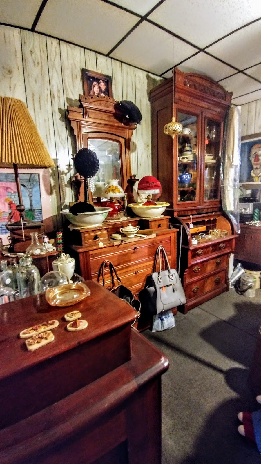 Country Stroll Antiques & Ye Olde Coin Shoppe | 2141 Morgantown Rd Route 119, Uniontown, PA 15401, USA | Phone: (724) 438-2700