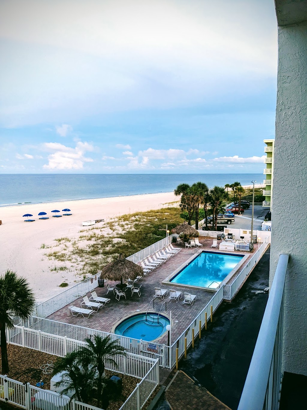 Sea Breeze Condominiums | 13500 Gulf Ln, Madeira Beach, FL 33708, USA | Phone: (727) 393-2534