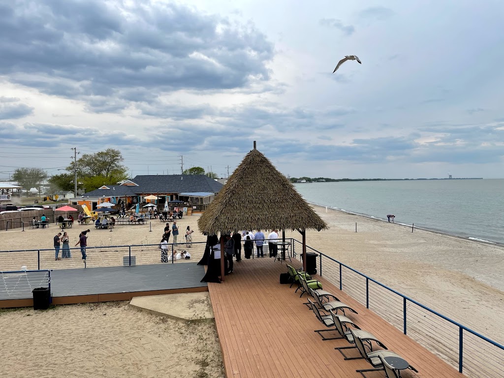 Beachfront Resort | 252 W Lakeshore Dr, Port Clinton, OH 43452, USA | Phone: (419) 732-6684