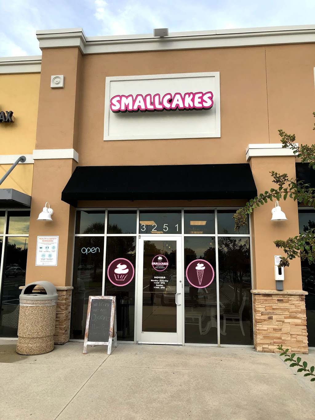 SmallCakes Cupcakery | 3251 Rolling Oaks Blvd, Kissimmee, FL 34747, USA | Phone: (407) 507-6619