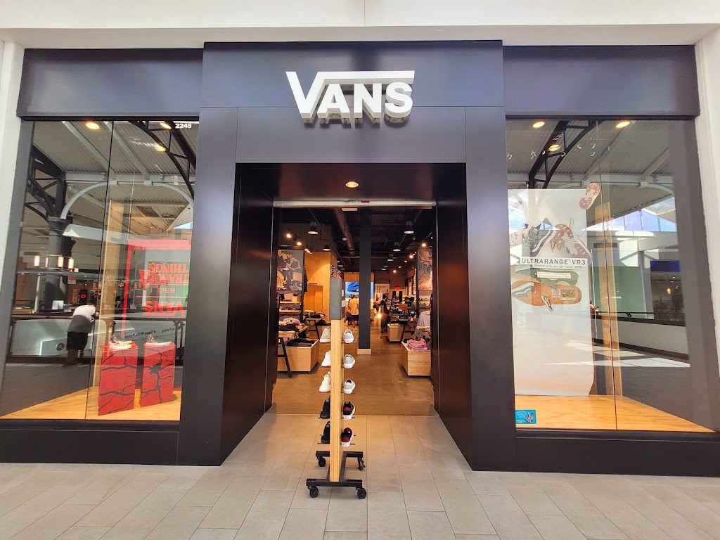 Vans | 24201 Valencia Blvd #2245, Santa Clarita, CA 91355, USA | Phone: (661) 287-1602