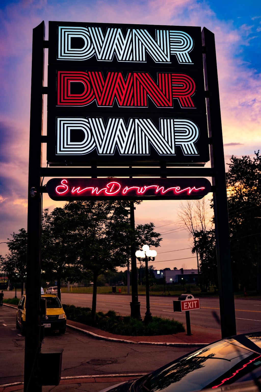 Sundowner | 8870 Lundys Ln, Niagara Falls, ON L2H 1H4, Canada | Phone: (905) 358-9124