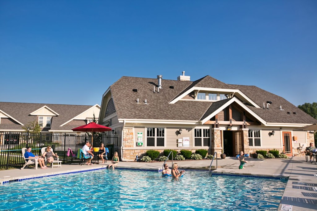 Falcon Glen Apartments | 5049 S Falcon Glen Blvd, Greenfield, WI 53228 | Phone: (414) 662-9326