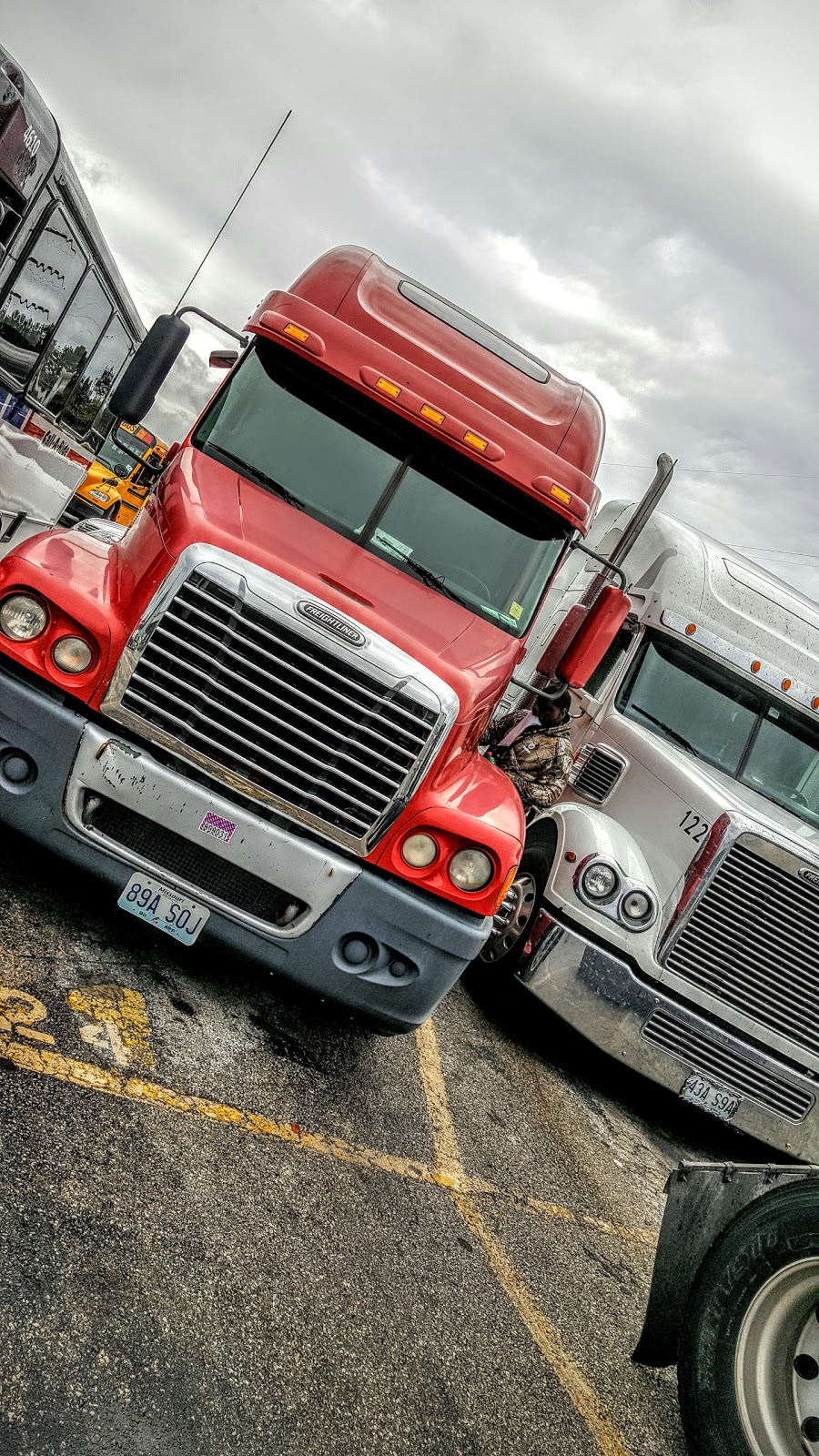 Freightliner St . Louis | 745 E Taylor Ave, St. Louis, MO 63147, USA | Phone: (314) 381-3800