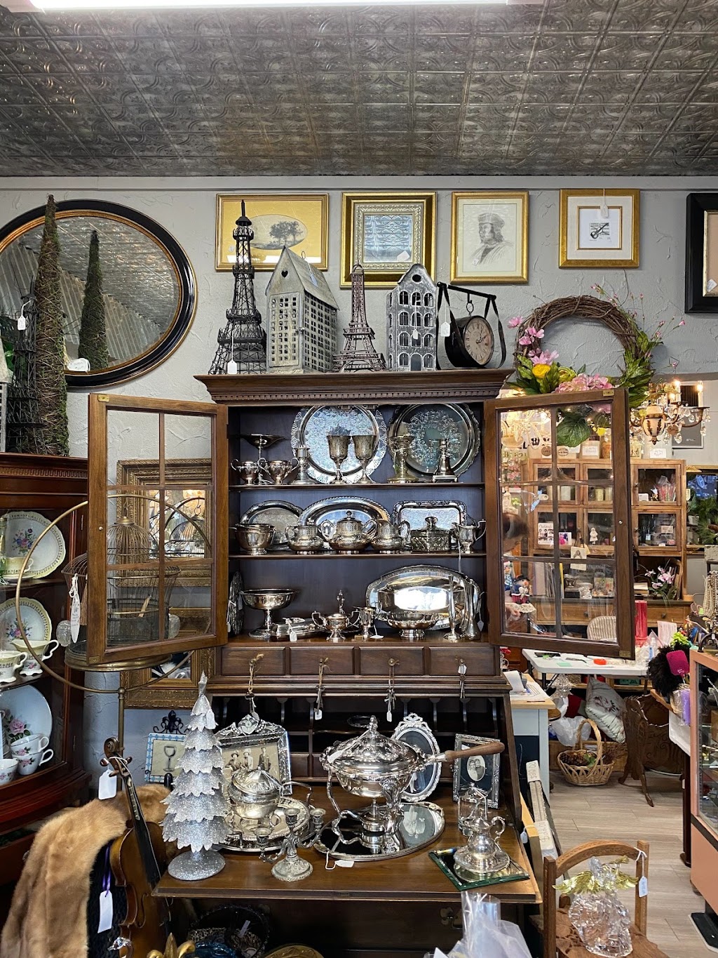 Pollyannas Antiques | 287 North Ave, Mt Clemens, MI 48043, USA | Phone: (586) 231-5474