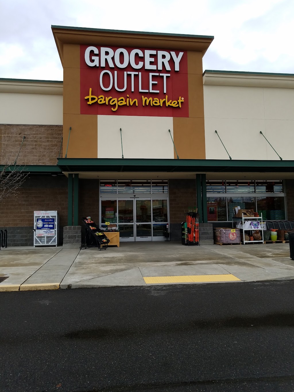 Grocery Outlet Bargain Market | Four Corner Square 26525, Maple Valley Black Diamond Rd SE, Maple Valley, WA 98038, USA | Phone: (425) 413-0244