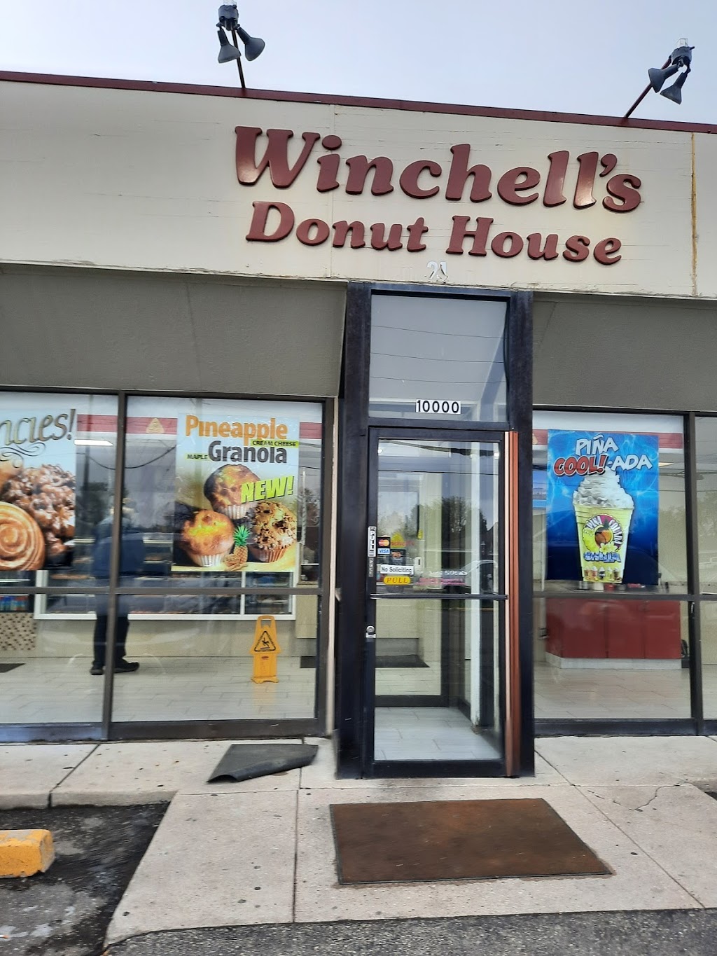 Winchells Donut House | 10000 W 44th Ave, Wheat Ridge, CO 80033, USA | Phone: (303) 423-1231