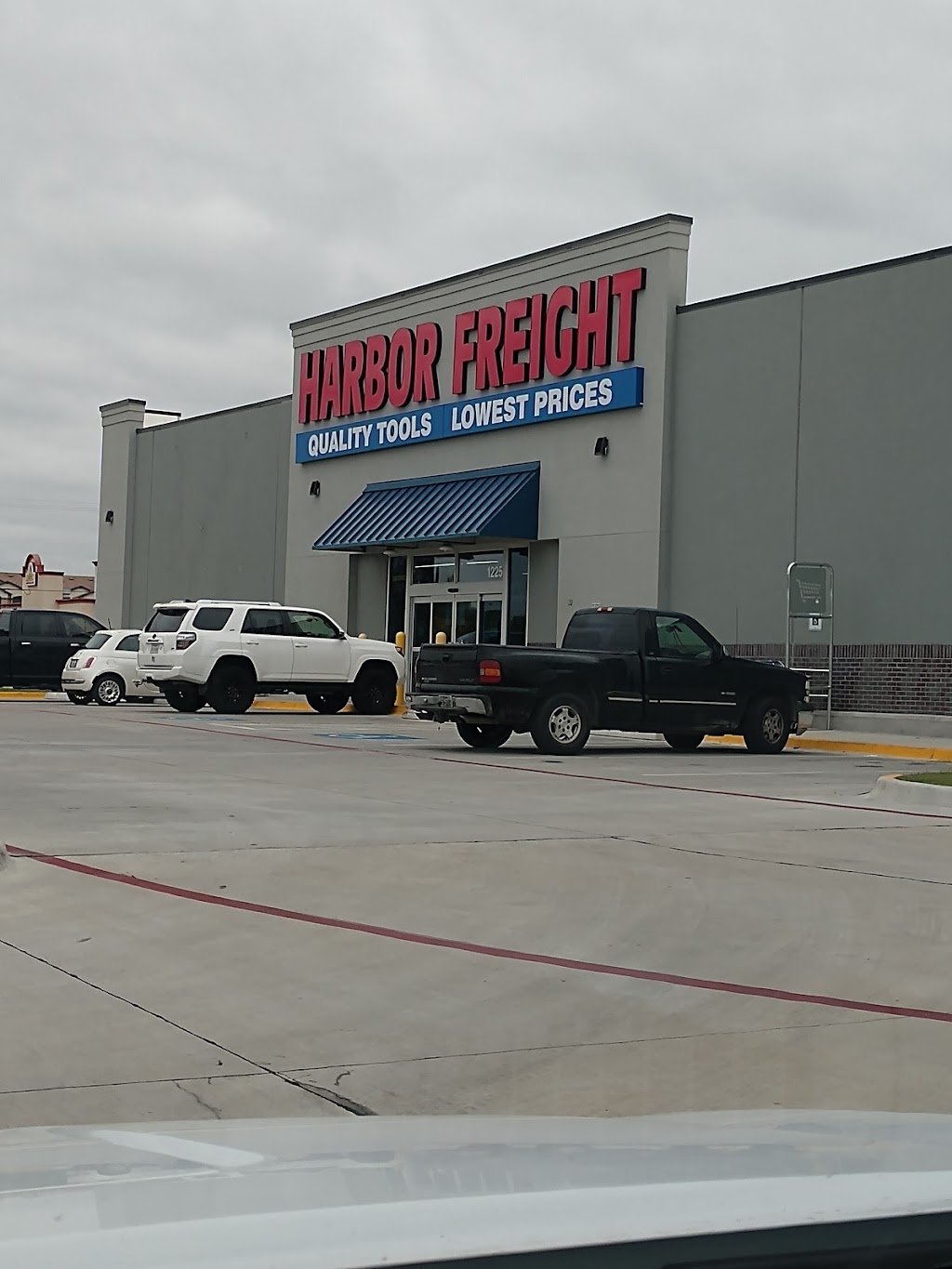 Harbor Freight Tools | 1225 SW Wilshire Blvd, Burleson, TX 76028, USA | Phone: (817) 539-6661