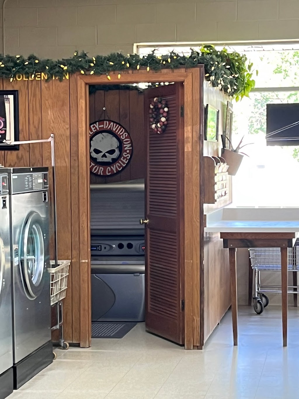 St Croix Laundry & Carwash Laundromat-Tanning | 402 N Washington St, St Croix Falls, WI 54024, USA | Phone: (715) 483-3980