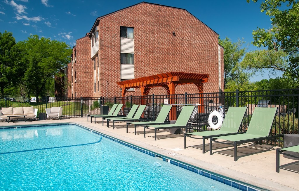 Aspenwoods Apartments | 1125 Duckwood Trail, Eagan, MN 55123, USA | Phone: (763) 452-9489