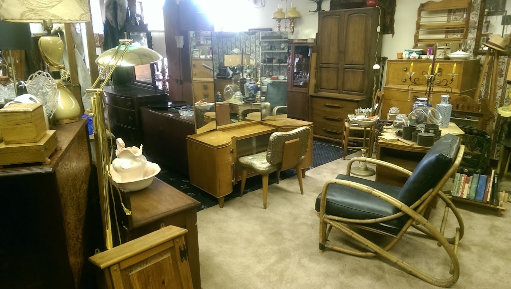 Shade Tree Furniture & Antiques | 6 S Main St, Angola, NY 14006, USA | Phone: (716) 534-3126