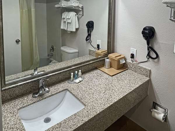 Quality Inn Fort Worth - Downtown East | 2000 Beach St, Fort Worth, TX 76103, USA | Phone: (817) 531-8000