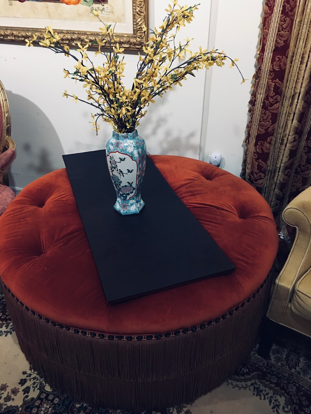Sofia consignment and antique | 202 W 84th St, New York, NY 10024, USA | Phone: (917) 349-9409