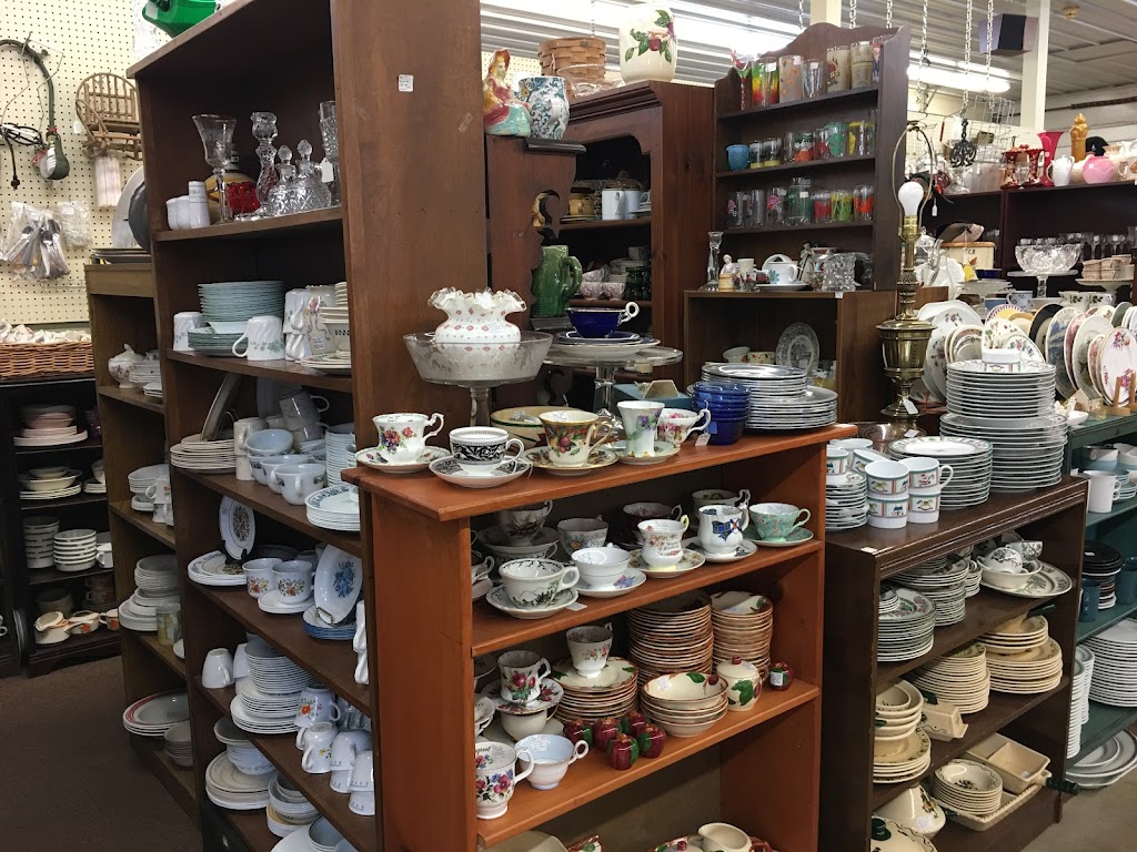 Clarence Hollow Antique Mall & Bonadio Country Store | 11111 Main St, Clarence, NY 14031, USA | Phone: (716) 759-8538