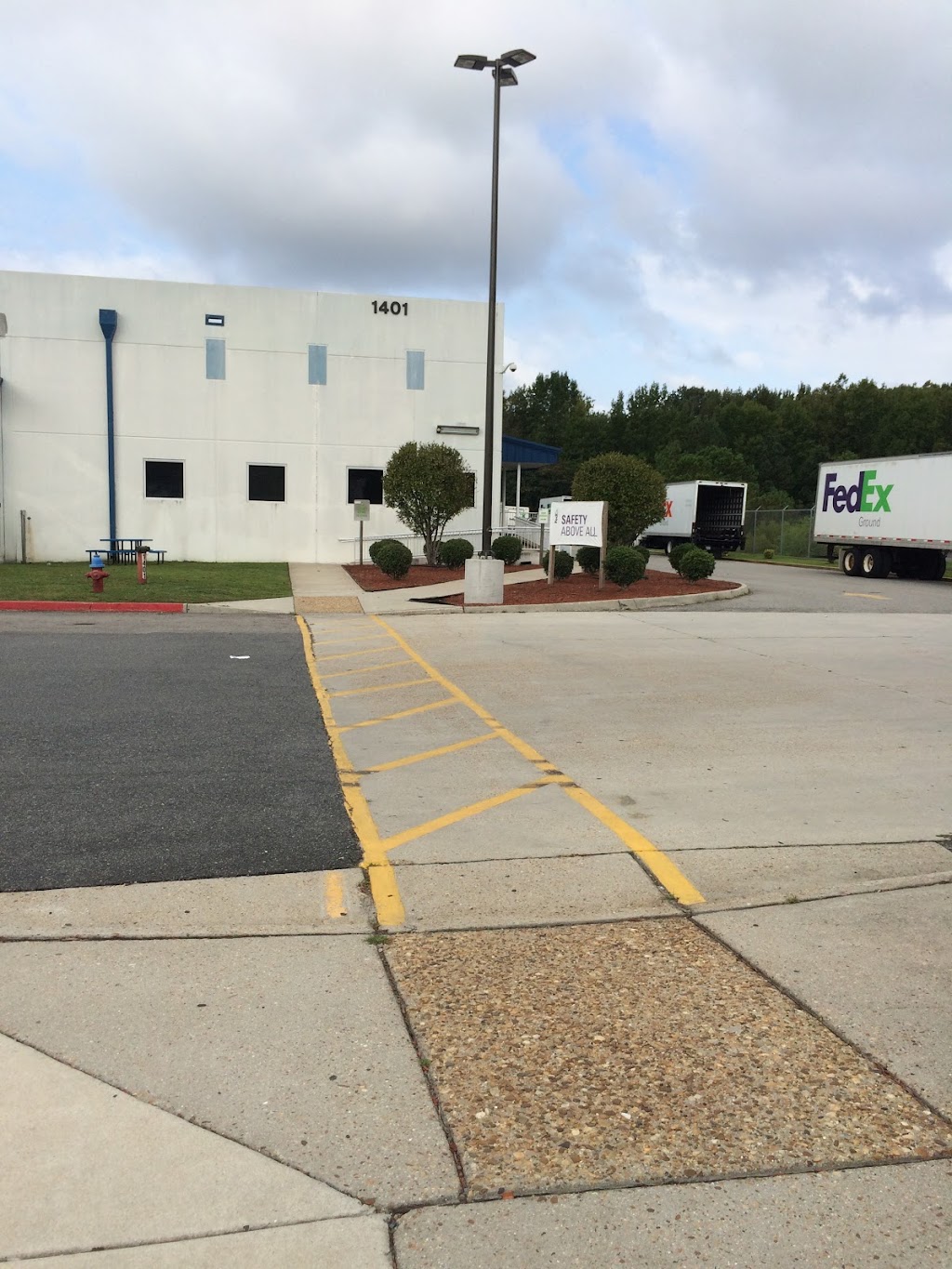 FedEx Ground | 1401 Kelland Dr, Chesapeake, VA 23320, USA | Phone: (800) 463-3339