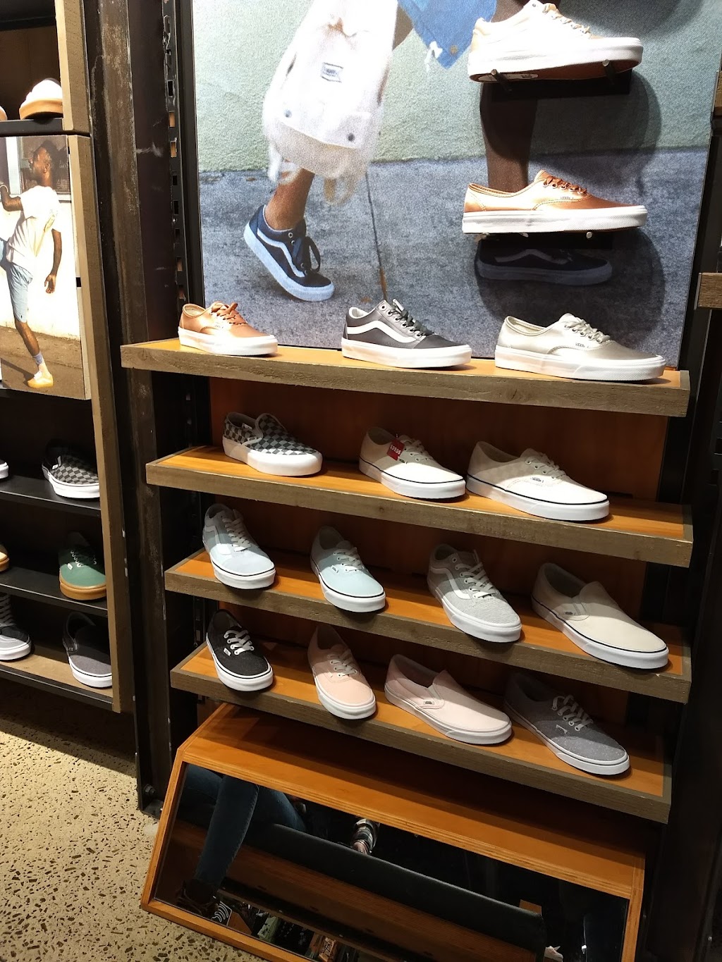 Vans | 26300 Cedar Rd space 2220, Beachwood, OH 44122, USA | Phone: (216) 647-1180