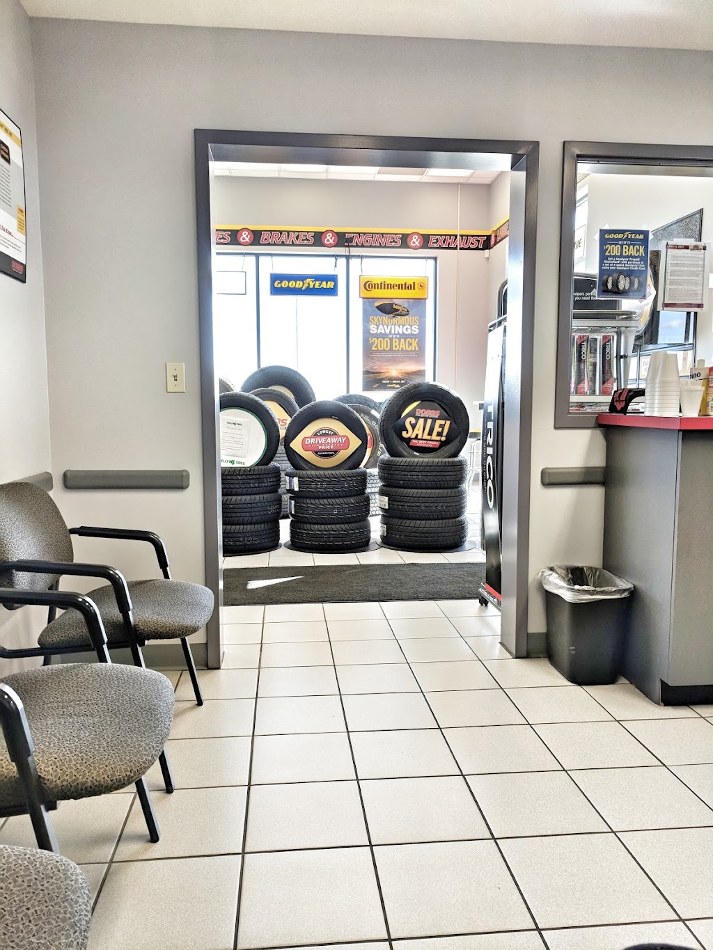 Dobbs Tire & Auto Centers Waterloo | 1537 IL-3, Waterloo, IL 62298, USA | Phone: (618) 939-6050