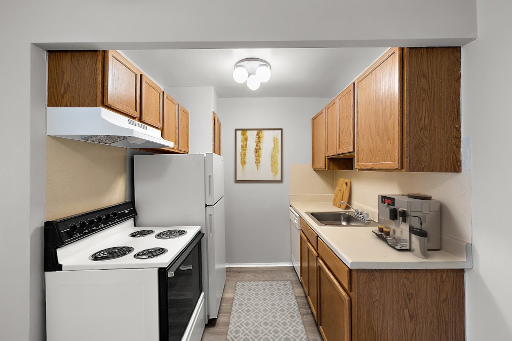 Plymouth Heritage Apartments | 12811 W Heritage Dr, Plymouth, MI 48170, USA | Phone: (734) 415-4985