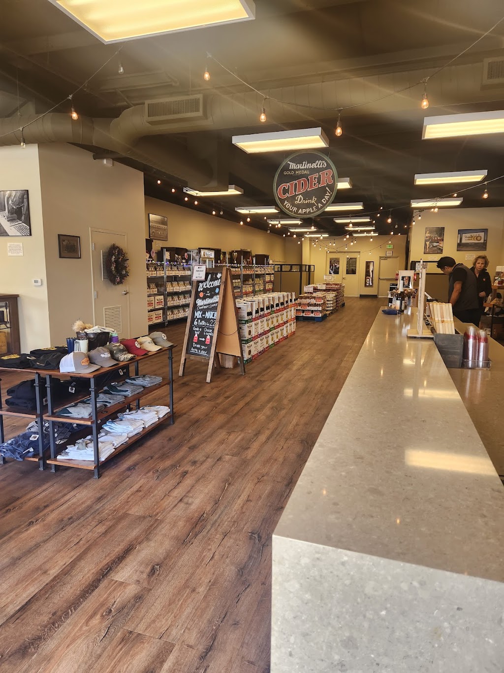 Martinellis Company Store | 345 Harvest Dr, Watsonville, CA 95076, USA | Phone: (831) 768-3938