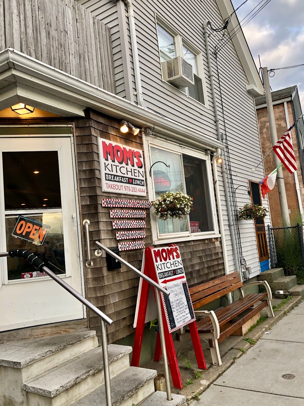 Moms Kitchen | 29 Commercial St, Gloucester, MA 01930, USA | Phone: (978) 282-4444