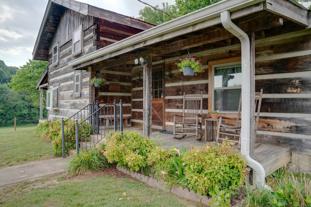 The Cabin at Roney Creek Farm | 901B Bowling Branch Rd, Cottontown, TN 37048, USA | Phone: (615) 406-4687