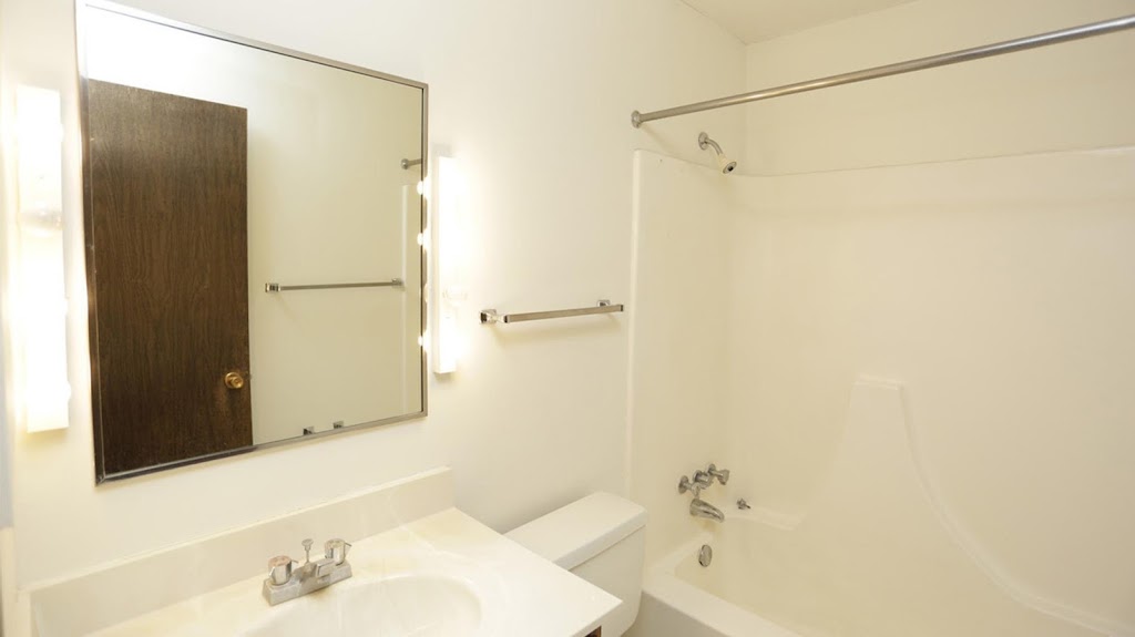 Oakmont Apartments | 11610 Tulip St NW #101, Coon Rapids, MN 55433, USA | Phone: (763) 421-0972