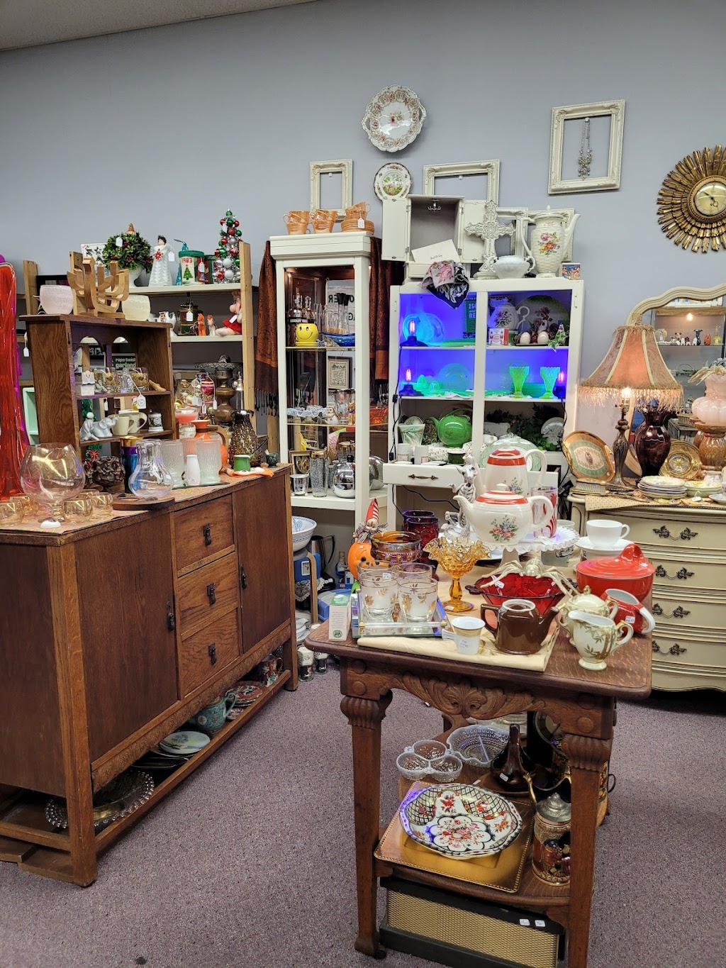 Baraboo Vintage & Seek Boutique | 115 4th St, Baraboo, WI 53913, USA | Phone: (262) 939-0563