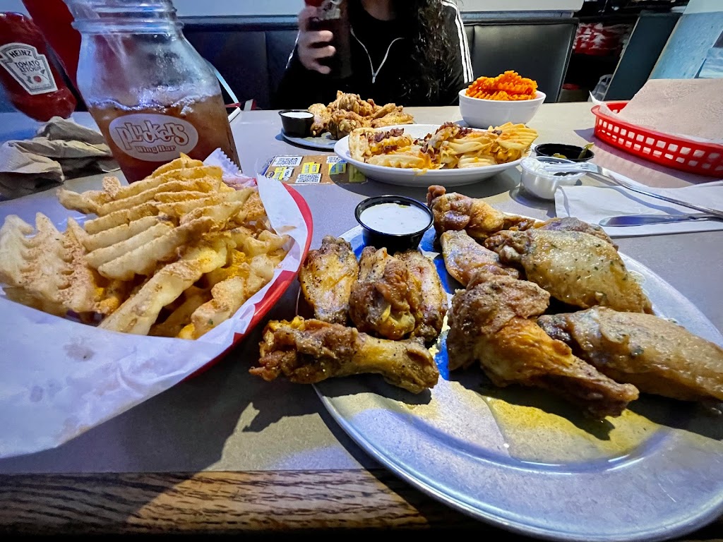 Pluckers Wing Bar | 1709 Cross Roads Dr, Grapevine, TX 76051, USA | Phone: (817) 416-2473